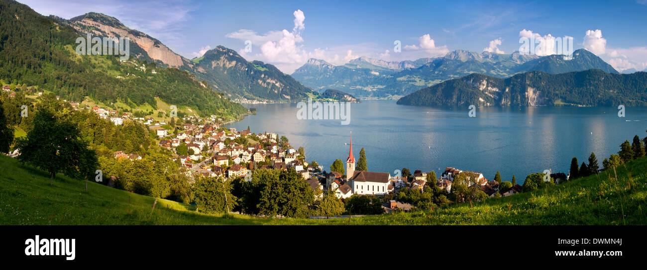 Herrliche Sicht über den Vierwaldstättersee und die Stadt von Weggis in den Schweizer Alpen, Schweiz Stockfoto