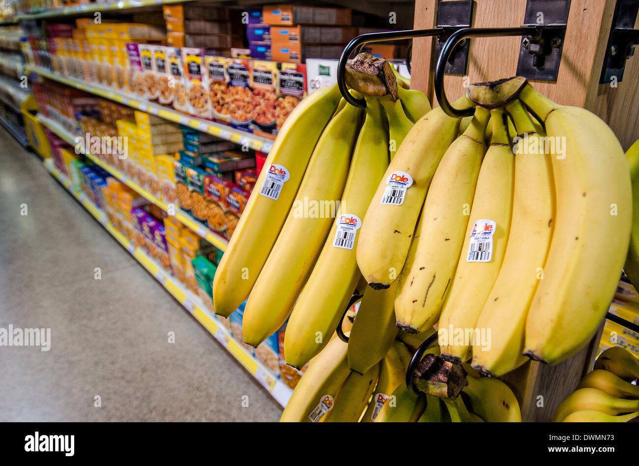 Dole Bananen der Marke auf dem Display in einem Lebensmittelgeschäft 10. März 2014 in Fairfax, Virginia. Chiquita Brands International und Irlands Fyffes übereingekommen, 11. März 2014 verdrängen zusammenführen Dole als das weltweit größte Banane Unternehmen in einem Deal im Wert von $ 1,07 Milliarden Stockfoto