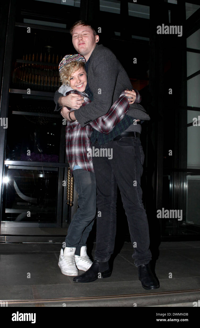 Charlotte Rundle MK1 und James Arthur X Factor Finalisten in ihrem Hotel London, England - 09.10.12 Featuring: Charlotte Rundle der MK1 und James Arthur Where: London, Vereinigtes Königreich bei: 9. Oktober 2012 Stockfoto