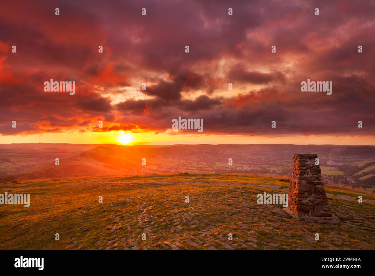 Sonnenaufgang am großen Ridge, Mam Tor, Hope Valley, Peak District National Park, Derbyshire, England, Vereinigtes Königreich, Europa Stockfoto
