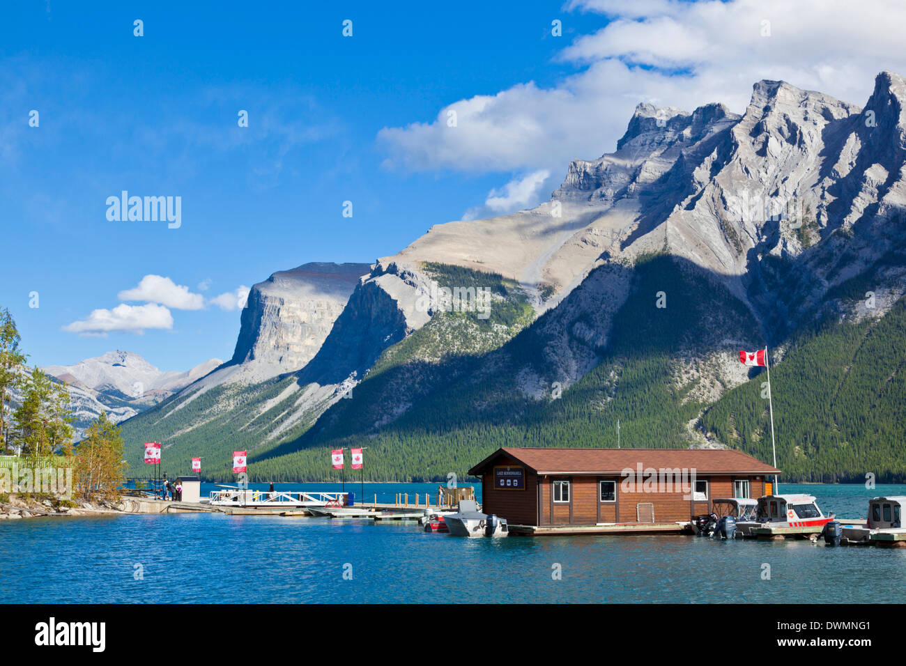 Marina und Boot Haus am Lake Minnewanka in der Nähe von Banff, Banff Nationalpark, der UNESCO, Alberta, kanadischen Rocky Mountains, Kanada Stockfoto