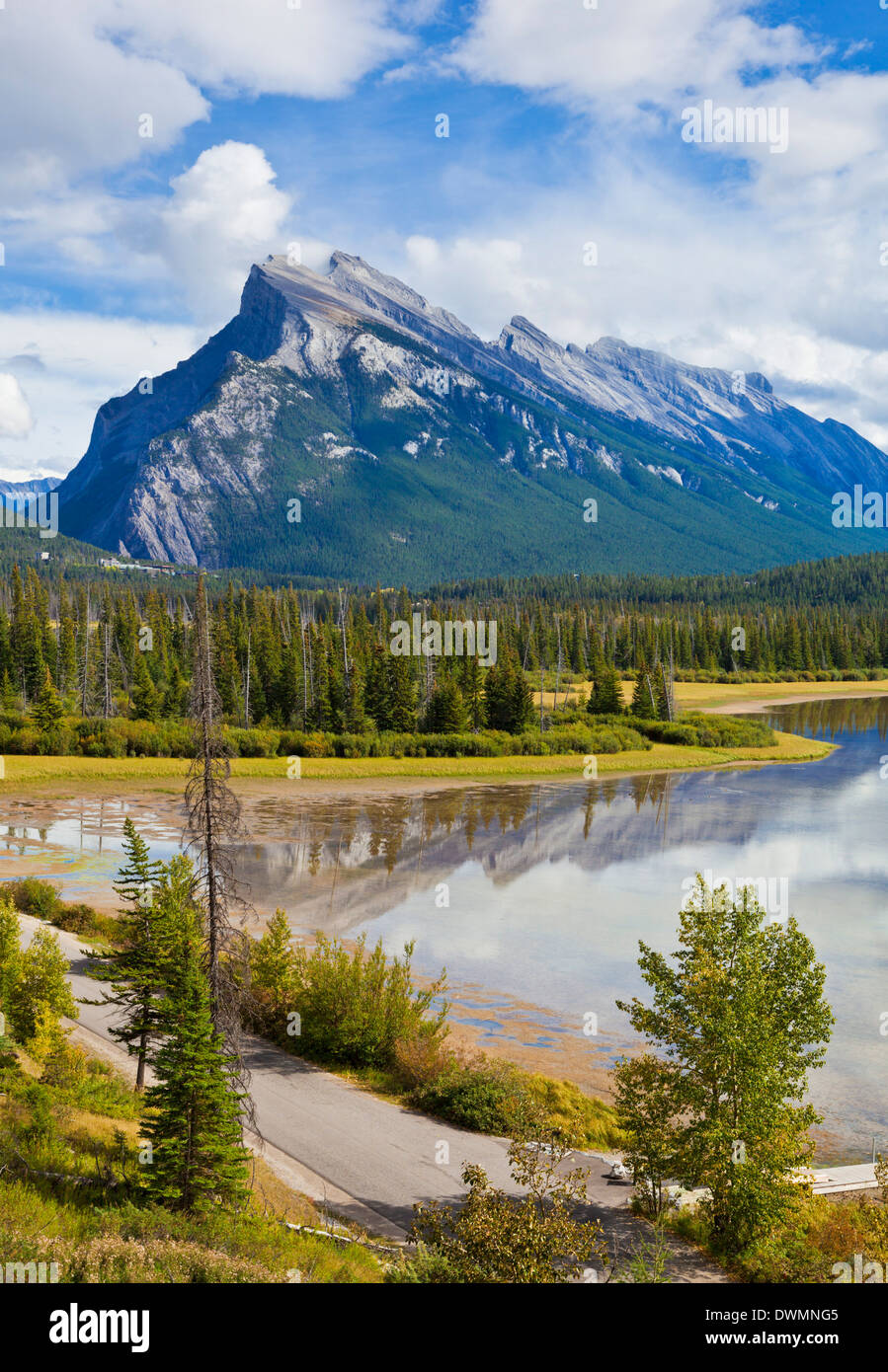 Mount Rundle erhebt sich über Vermillion Seen Fahrt, Banff National Park, UNESCO Website, Alberta, Kanada, Kanada Stockfoto