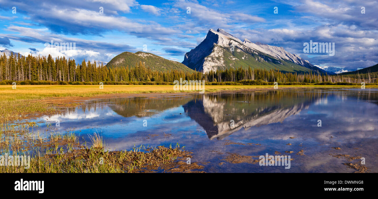 Mount Rundle erhebt sich über Vermillion Seen Fahrt, Banff National Park, UNESCO Website, Alberta, Kanada, Kanada Stockfoto
