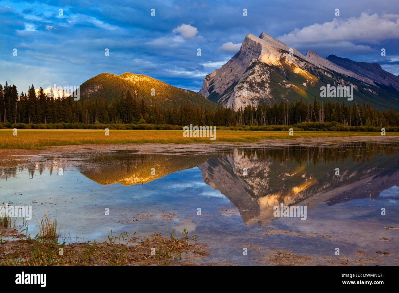 Mount Rundle erhebt sich über Vermillion Seen bei Sonnenuntergang zu fahren, der UNESCO, Alberta, kanadischen Rocky Mountains, Banff Nationalpark, Kanada Stockfoto