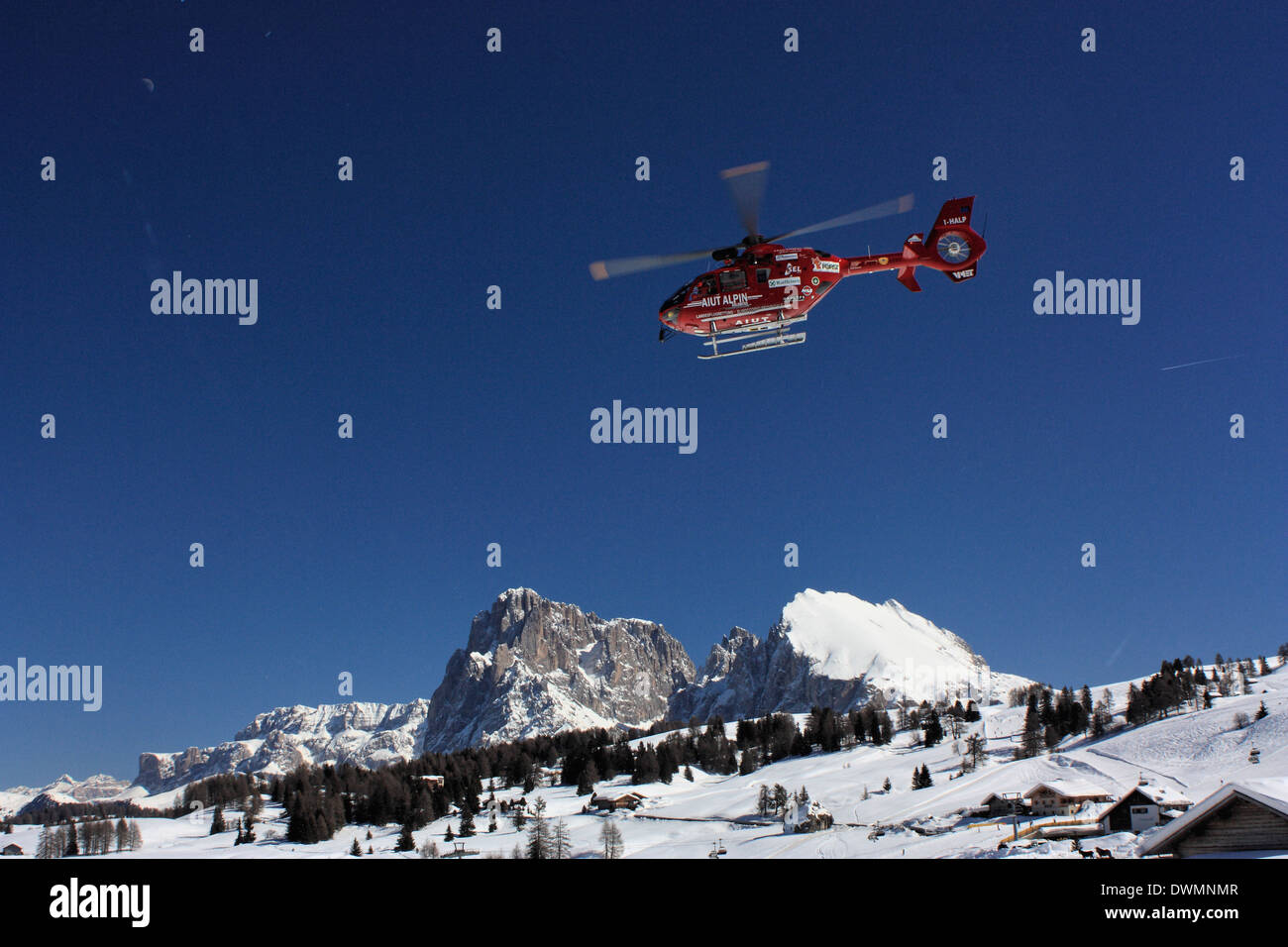 "Aiut Alpin Dolomites" Heli Bergrettung, EUROCOPTER EC 135 T2, Seiser Alm / Alpe di Siusi, Südtirol, Italien Stockfoto