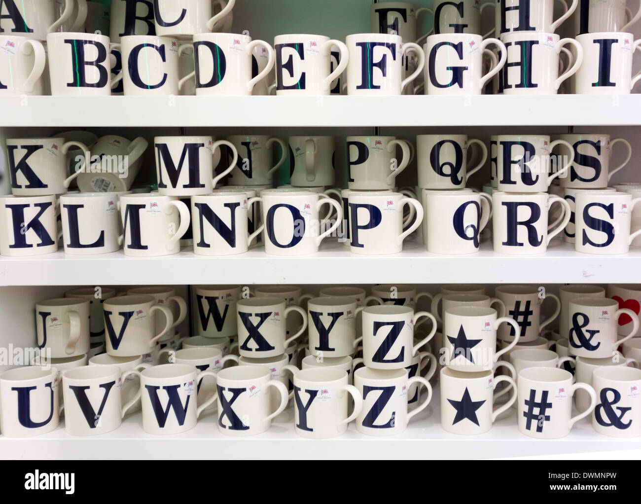 Anzeige von Weißware Becher verziert mit einem Buchstaben des Alphabets Stockfoto