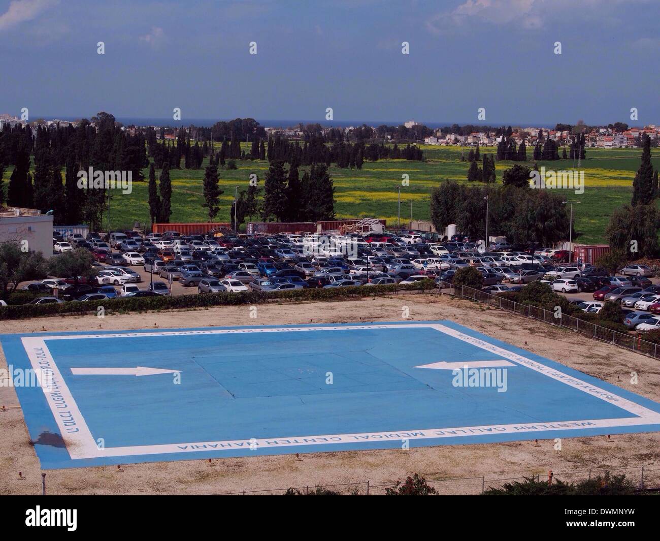 Der Hubschrauberlandeplatz am westlichen Galiläa Medical Center in Nahariya dient für eine schnelle Lieferung von Patienten in Notfallsituationen. Befindet sich nur 10 Kilometer südlich von der libanesischen Grenze, diese medizinische Einrichtung ist sehr erfahren in der Behandlung des Krieges geworden im Zusammenhang mit Verletzungen und Traumata des Militärs sowie der Zivilbevölkerung. Stockfoto