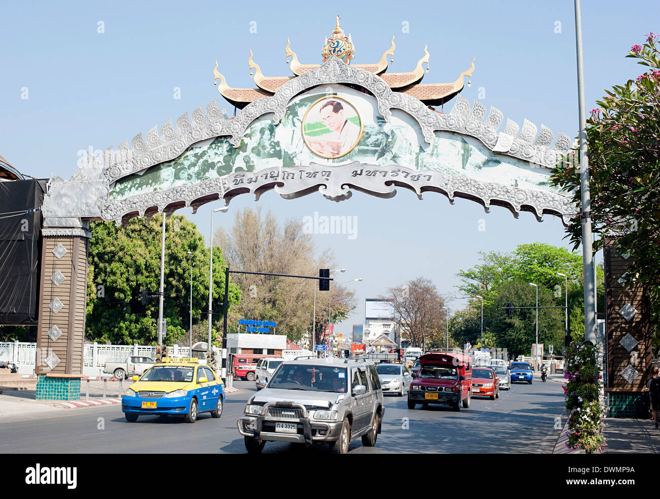 Reisen unter dem chinesischen Stil Bogen über Thapae Straße Verkehr. Stockfoto