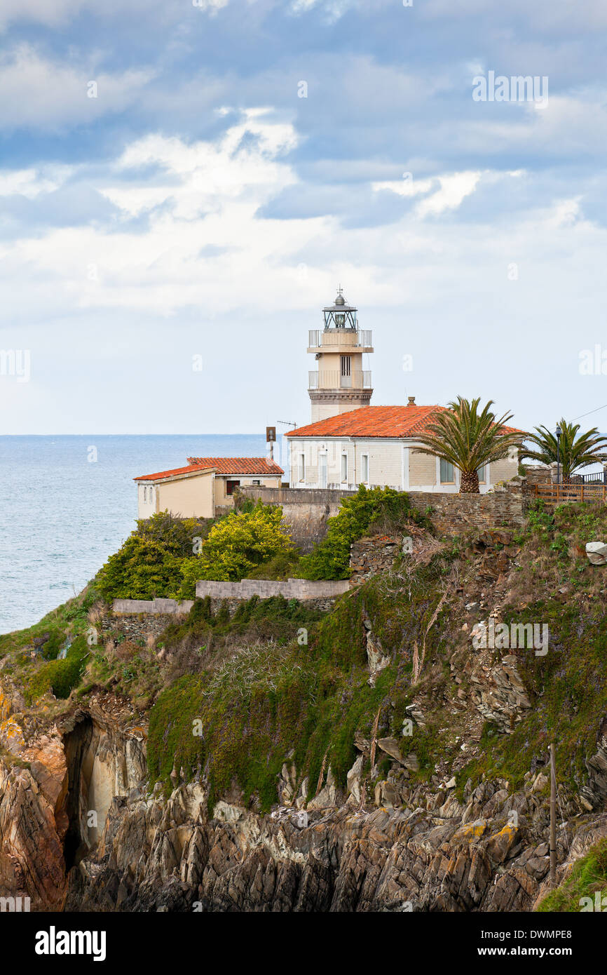Leuchtturm von Cudillero, Asturien, Nordspanien. Vertikale erschossen Stockfoto