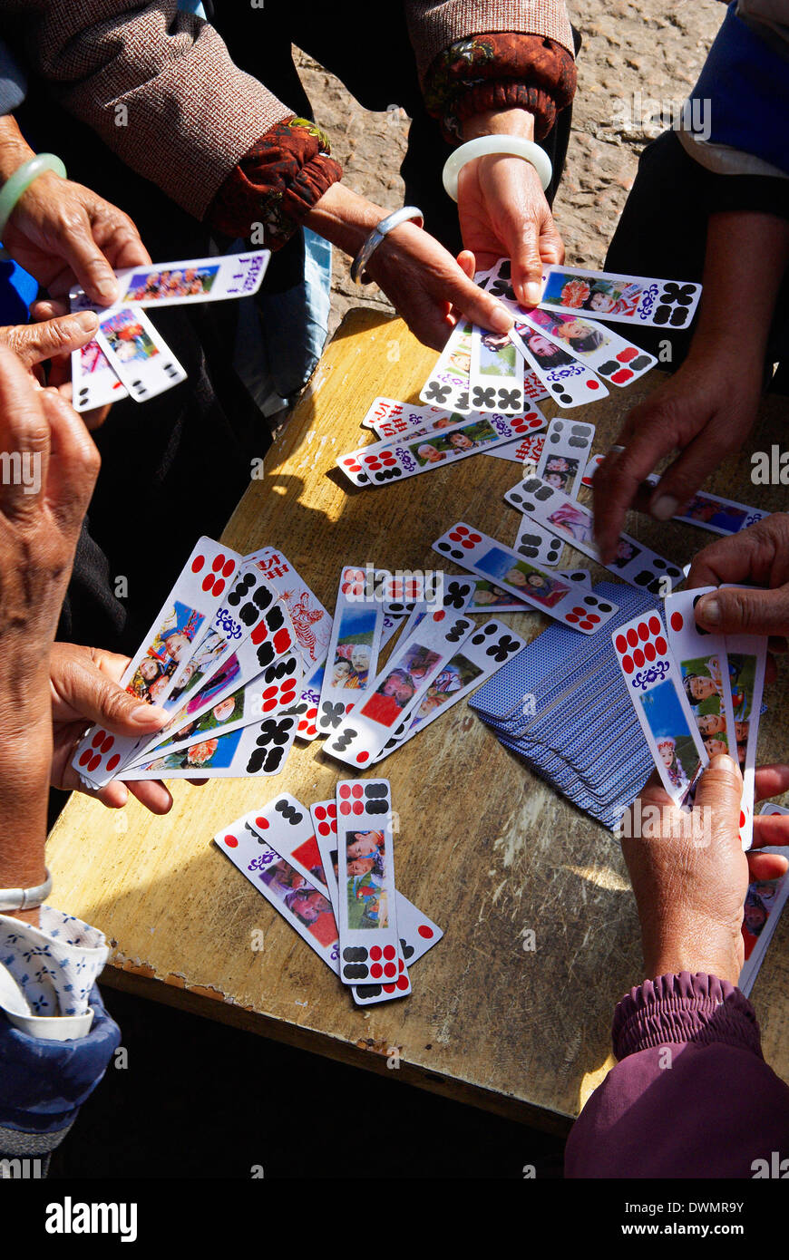 Naxi Frauen ein lokales Spiel Karten, Lijiang, Yunnan, China, Asien Stockfoto