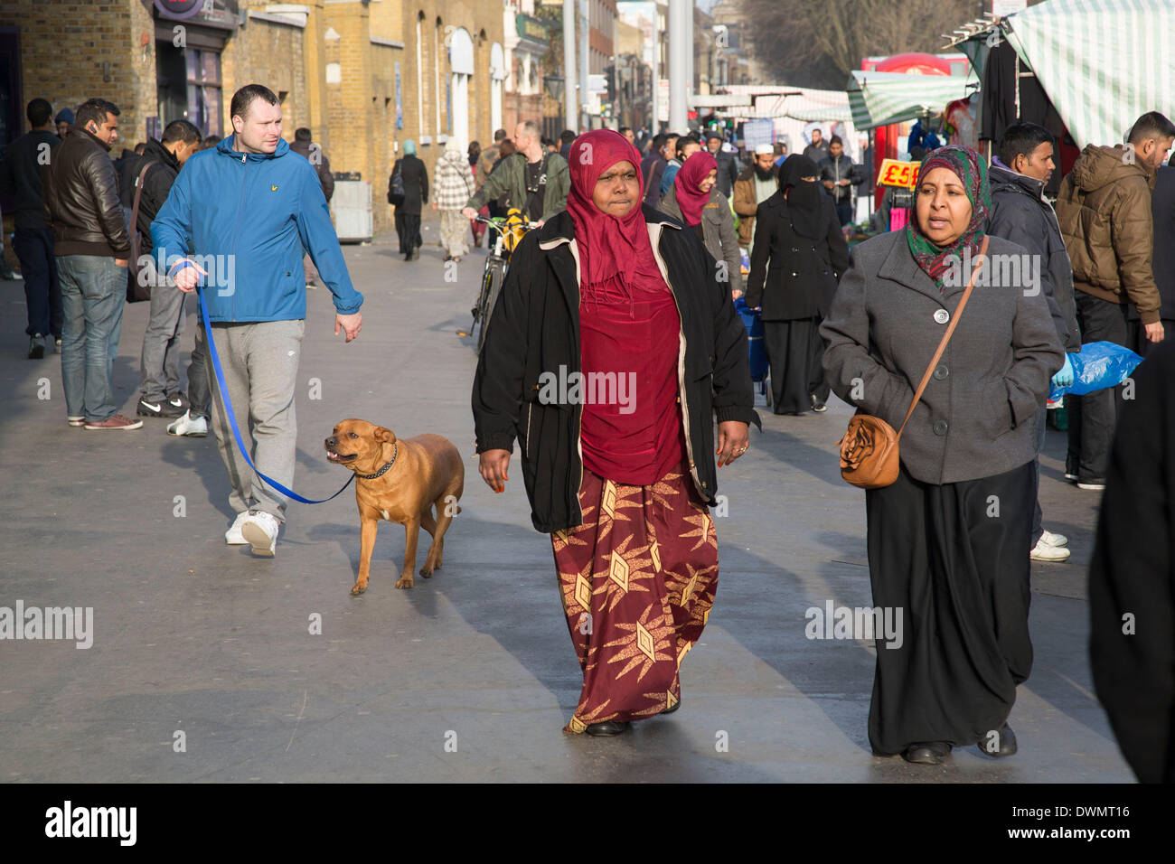 Whitechapel, London, UK. 11. März 2014. Menschen aus verschiedenen ethnischen Hintergründen rund um den Markt auf Whitechapel High Street in East London. Diesem Bereich in den Tower Hamlets ist überwiegend muslimisch mit knapp über 50 % Bangladeshi Herkunft. Dieses bekannt als einen sehr asiatischen und zunehmend afrikanischen und Multi-kulturellen Teil des Londoner East End. Bildnachweis: Michael Kemp/Alamy Live-Nachrichten Stockfoto