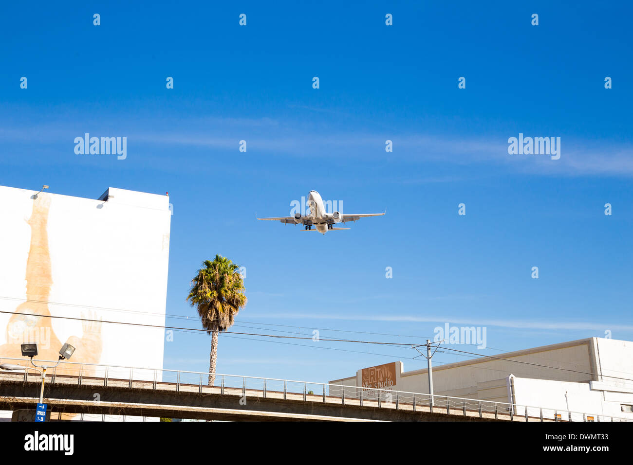 Flugzeug fliegen Overhead mit blauem Himmel und unten im Flugzeug, wie es für eine Landung am Flughafen San Diego kommt. Stockfoto