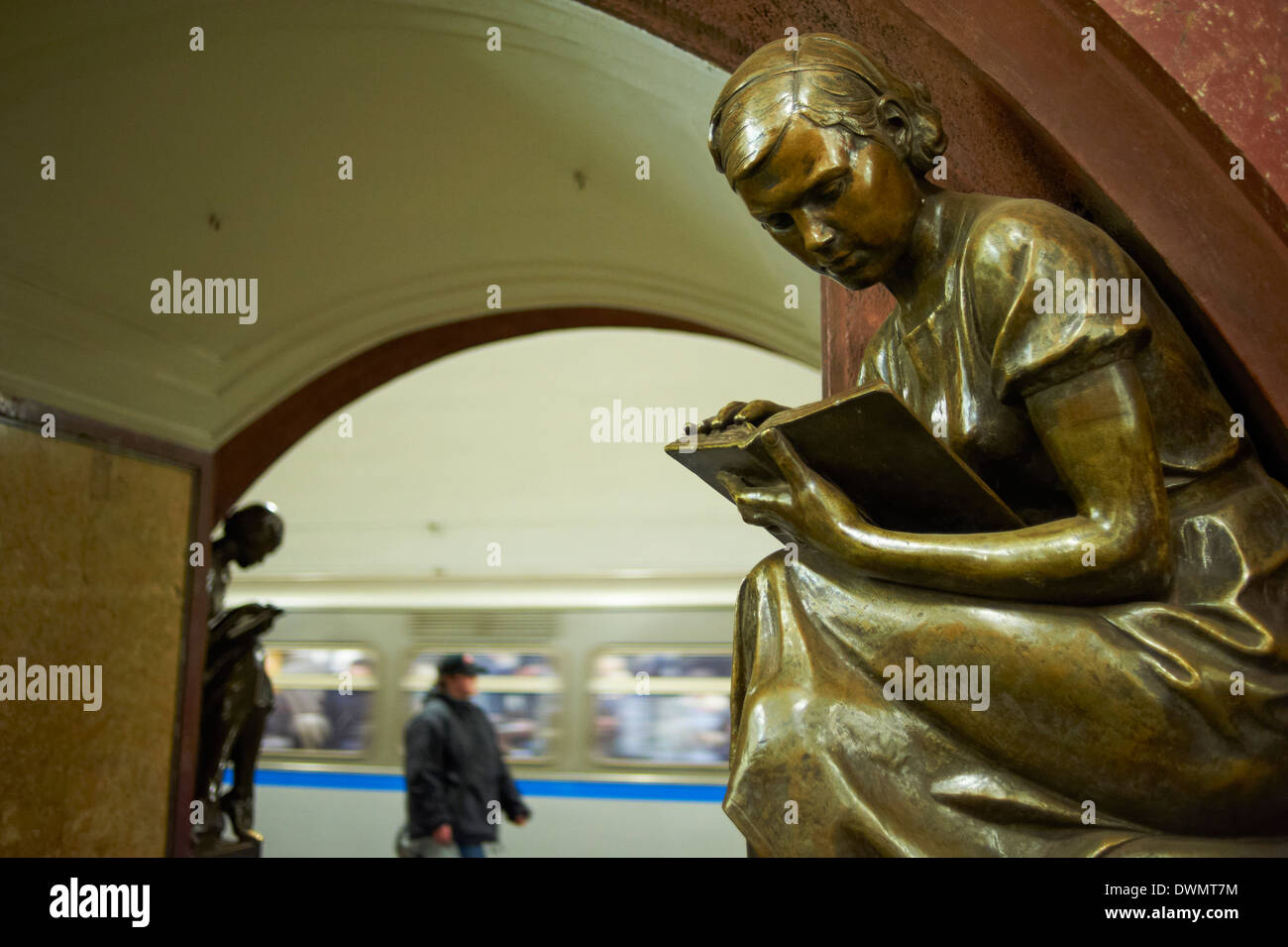 U-Bahnstation Platz der Revolution (Ploshad Revolutsi), Moskau, Russland, Europa Stockfoto
