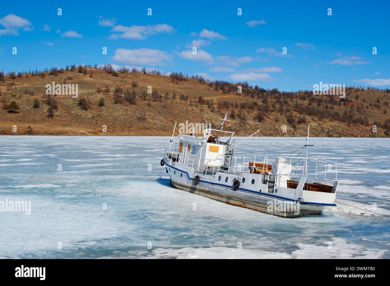 Gefrorene Hafen Khoujir, Maloje More (kleines Meer), Olchon, der UNESCO, Oblast Irkutsk, Baikalsee, Sibirien, Russland Stockfoto