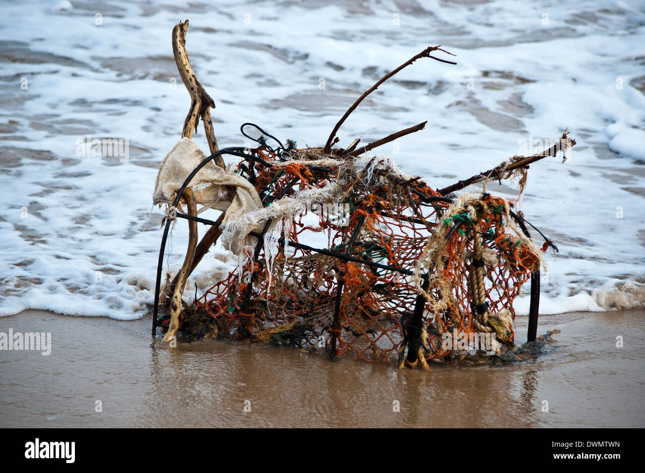 Alten Lobster Pot Strand Müll Treibgut Strandgut angespült Stockfoto