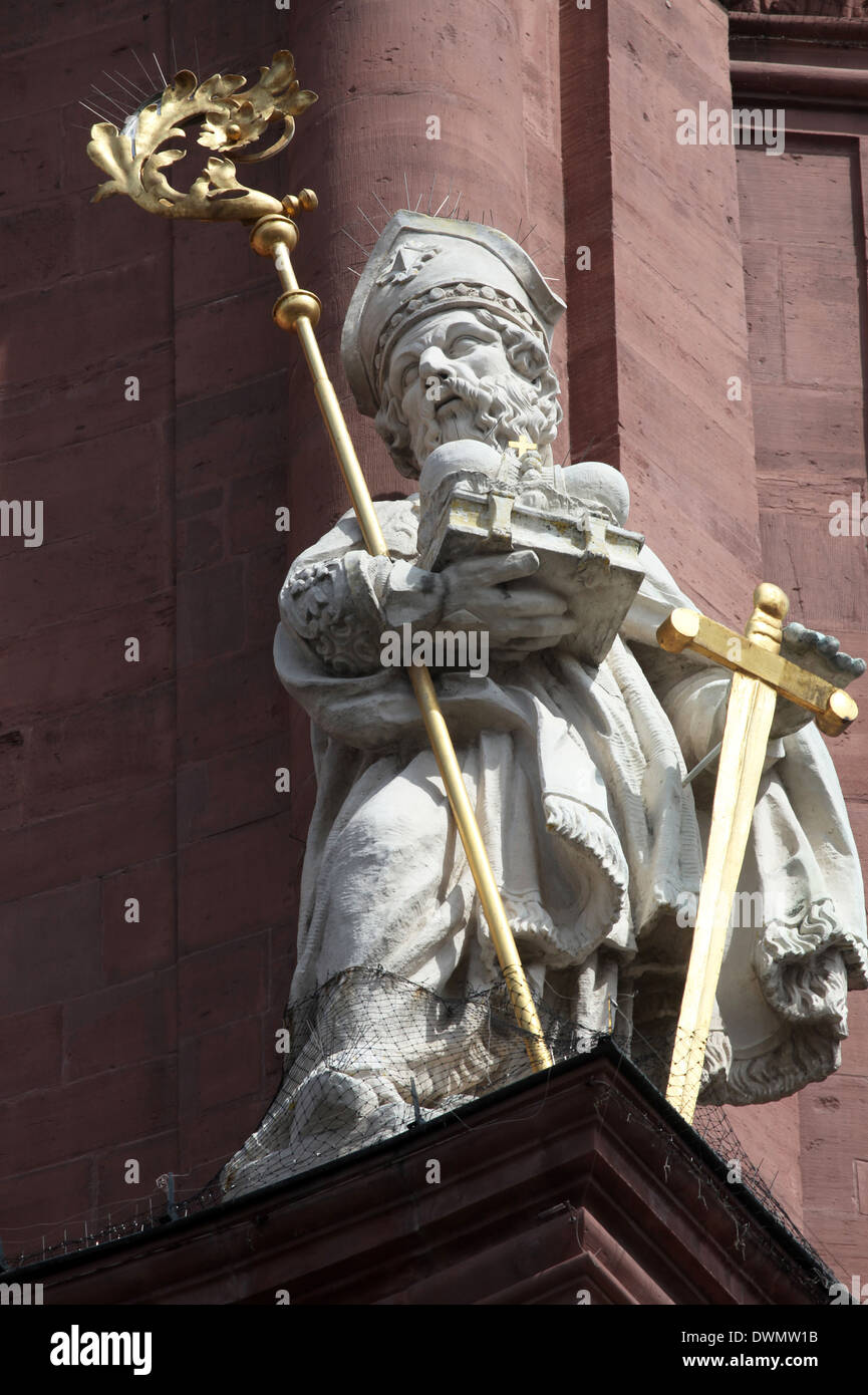 St. Burchard von Würzburg auf die Fassade der Stiftskirche Neumünster in Würzburg Stockfoto