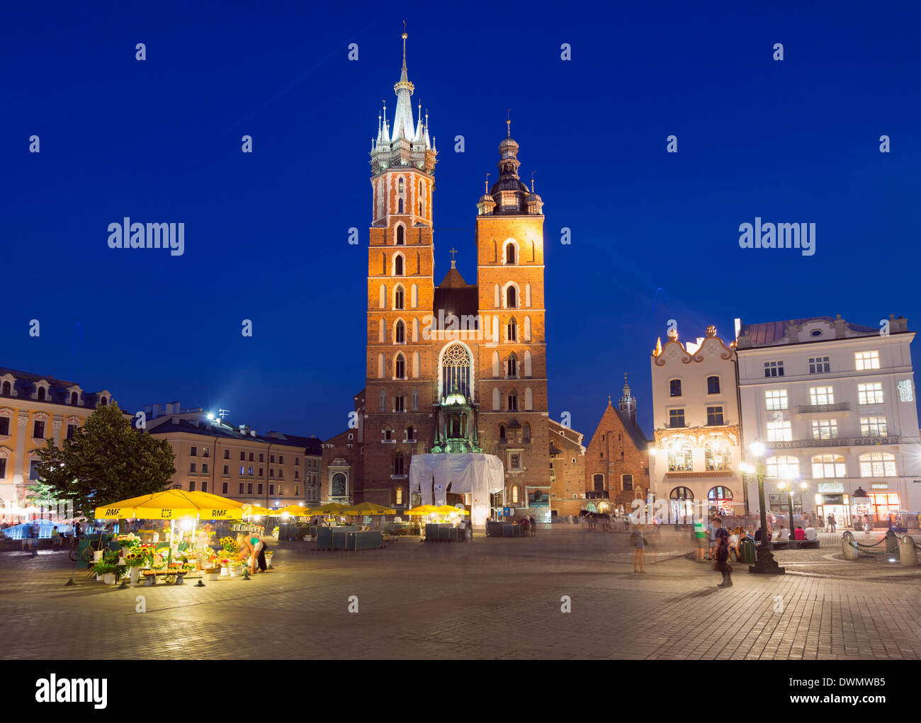 Rynek Glowny (Stadtplatz) und St. Marien Kirche, Altstadt, UNESCO World Heritage Site, Krakau, Kleinpolen, Polen, Europa Stockfoto