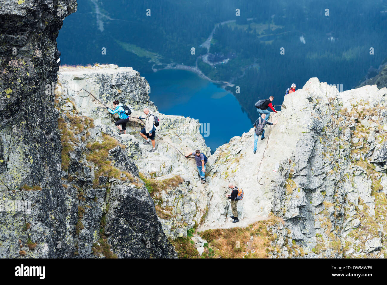 Wanderer auf Mount Rysy 2499m, der höchste Punkt in Polen, Zakopane, Karpaten, Polen, Europa Stockfoto