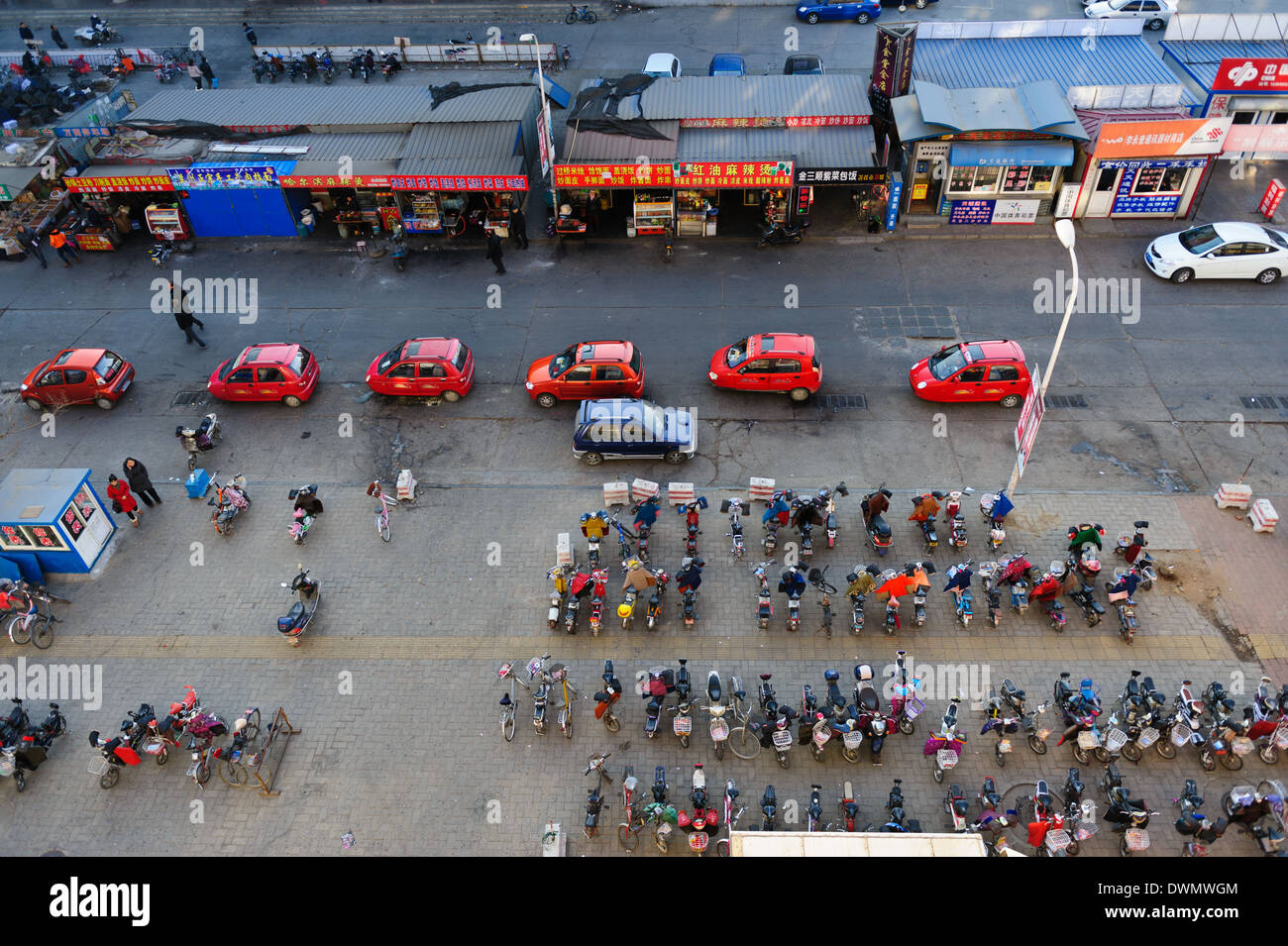 Luftaufnahme des geparkten Motorroller und kleine rote Taxis. Shanhaiguan. Hebei Provinz, China Stockfoto