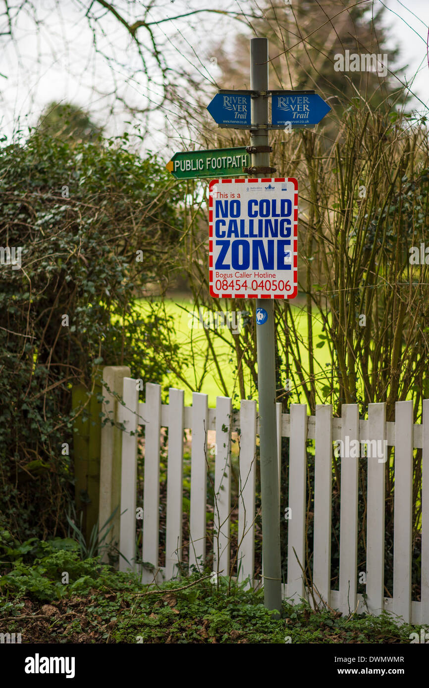 "Keine Cold Calling Zone" Schild angebracht zu einer "Öffentlichen Fußweg" Wegweiser in einem ländlichen Dorf in Bedfordshire, England, UK. Stockfoto