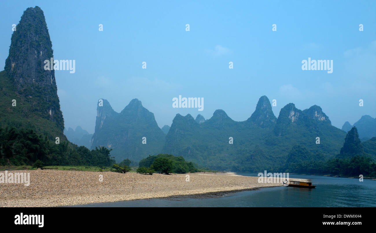Kalkstein Karst und dem Li-Fluss bei Yangshuo in der Nähe von Guilin in der Provinz Guangxi Zhuang Südchinas. Stockfoto