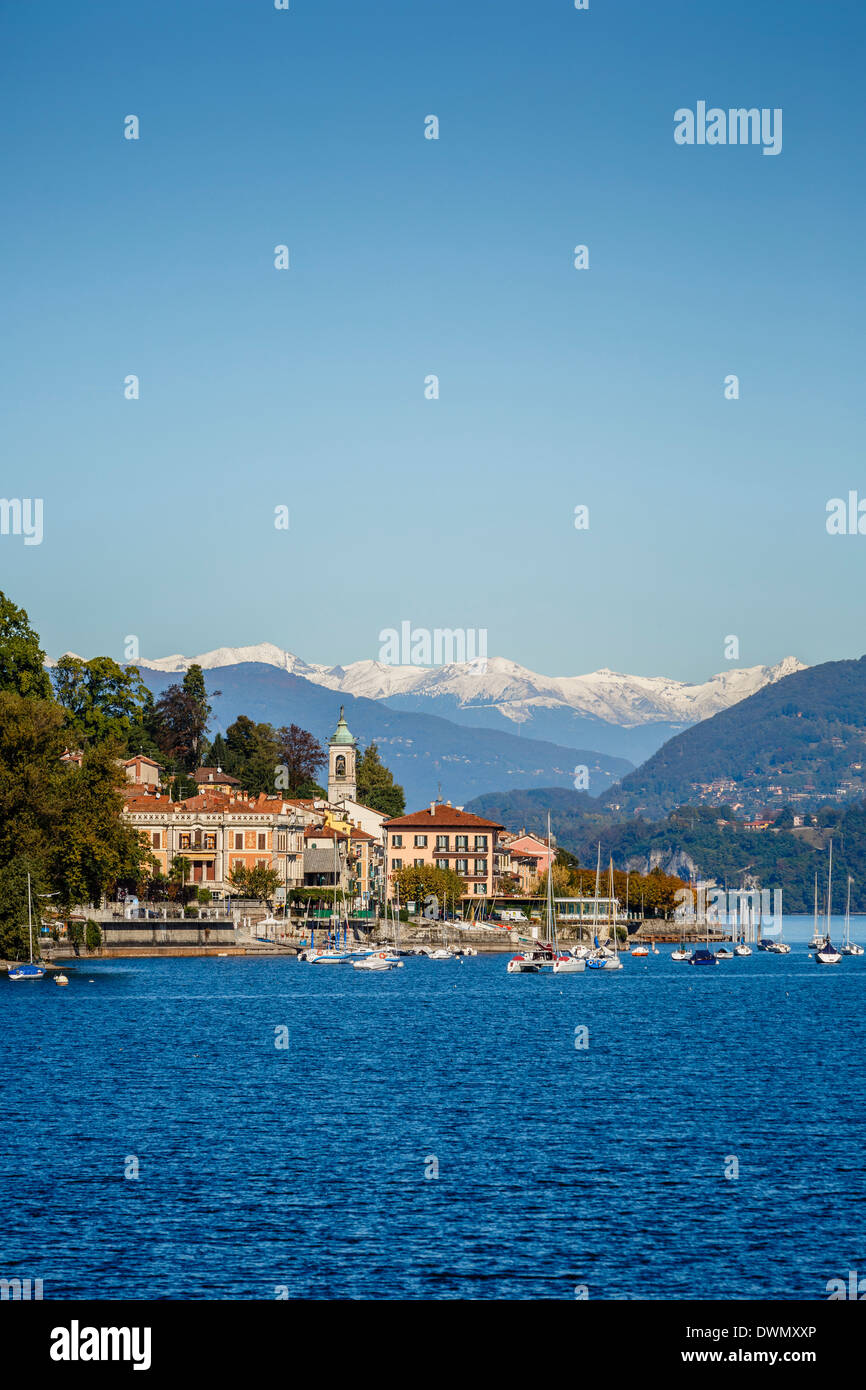 Blick über Belgirate, Lago Maggiore, italienische Seen, Piemont, Italien, Europa Stockfoto