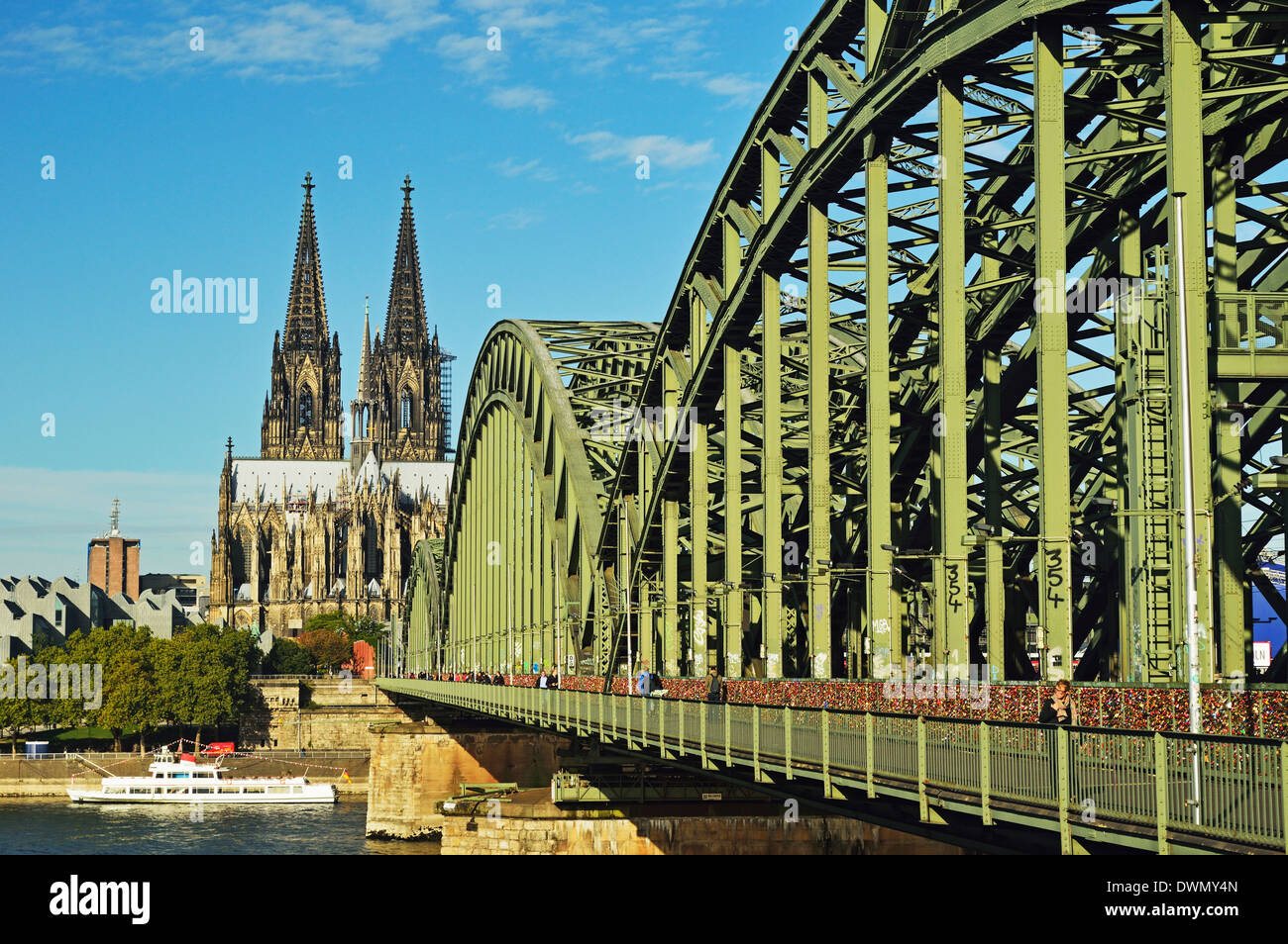 Kölner Dom, UNESCO-Weltkulturerbe, Hohenzollernbrücke und Rhein, Köln, Nordrhein-Westfalen, Deutschland Stockfoto
