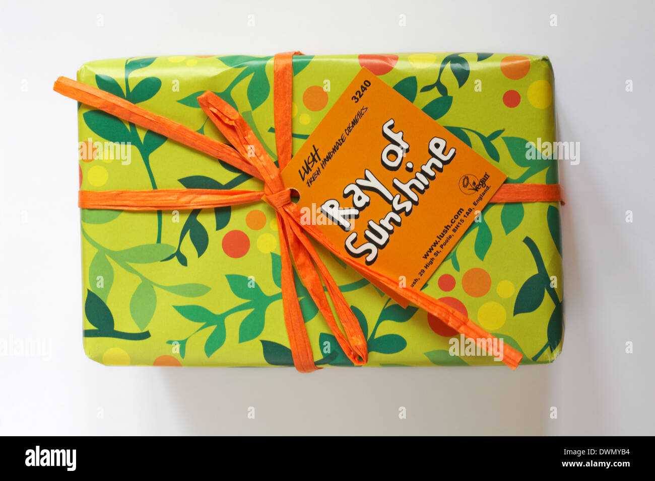 Geschenk verpackt Box mit üppigen Ray of Sunshine kosmetische Produkte, die isoliert auf weißem Hintergrund Stockfoto