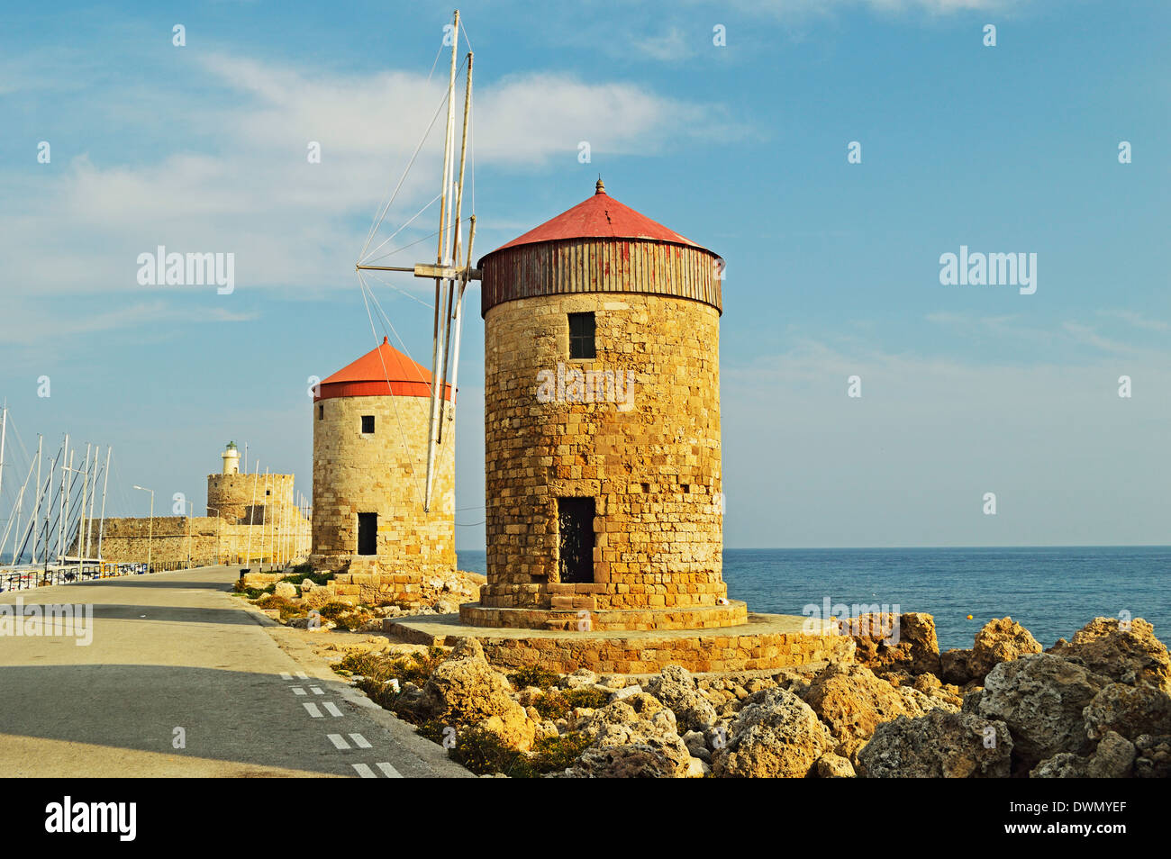 Windmühlen, Mandraki Hafen, Rhodos Stadt, Rhodos, Dodekanes, Ägäis, griechische Inseln, Griechenland, Europa Stockfoto