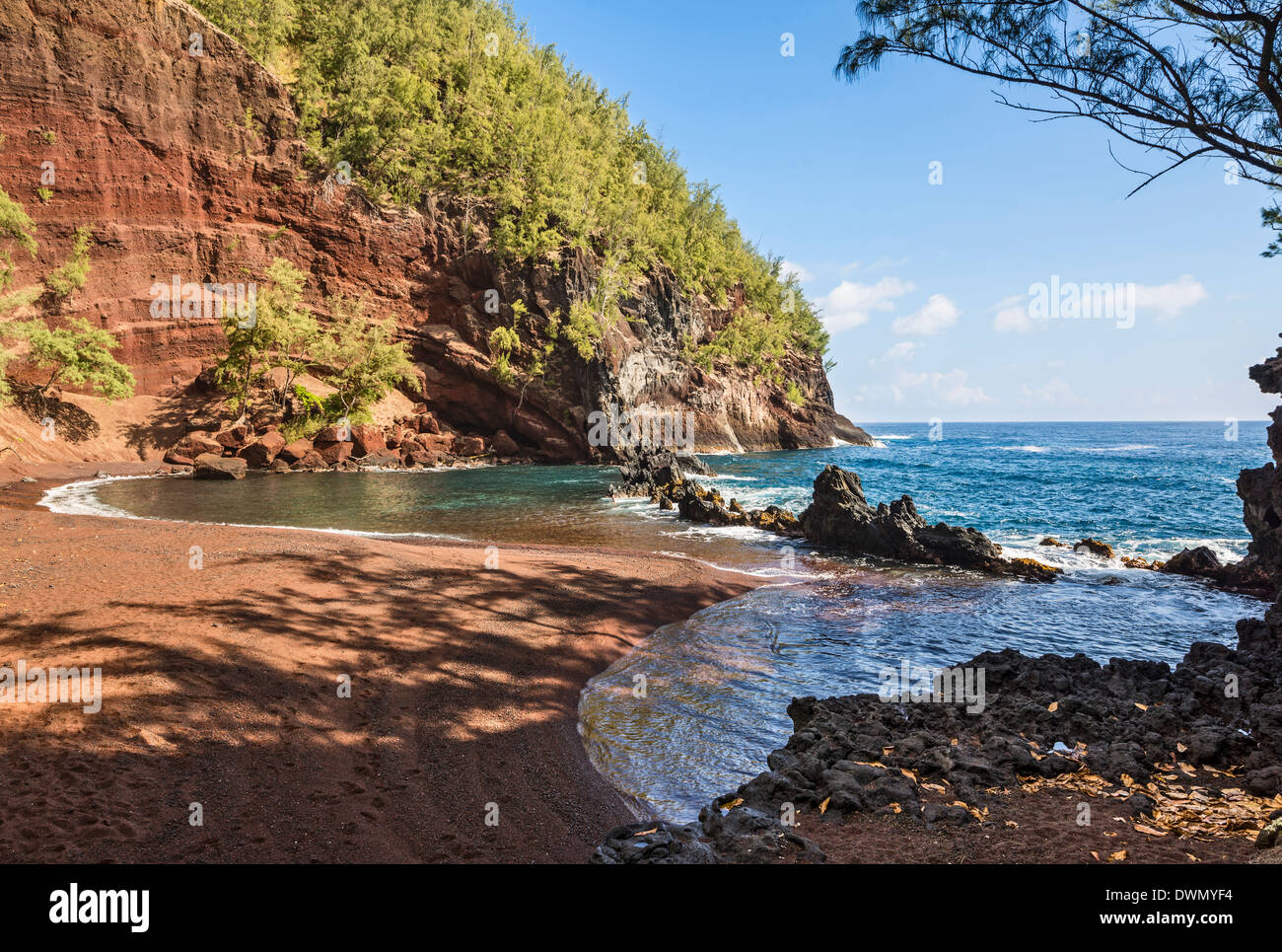 Exotische und atemberaubende Red Sand Beach auf der hawaiianischen Insel Maui. Stockfoto