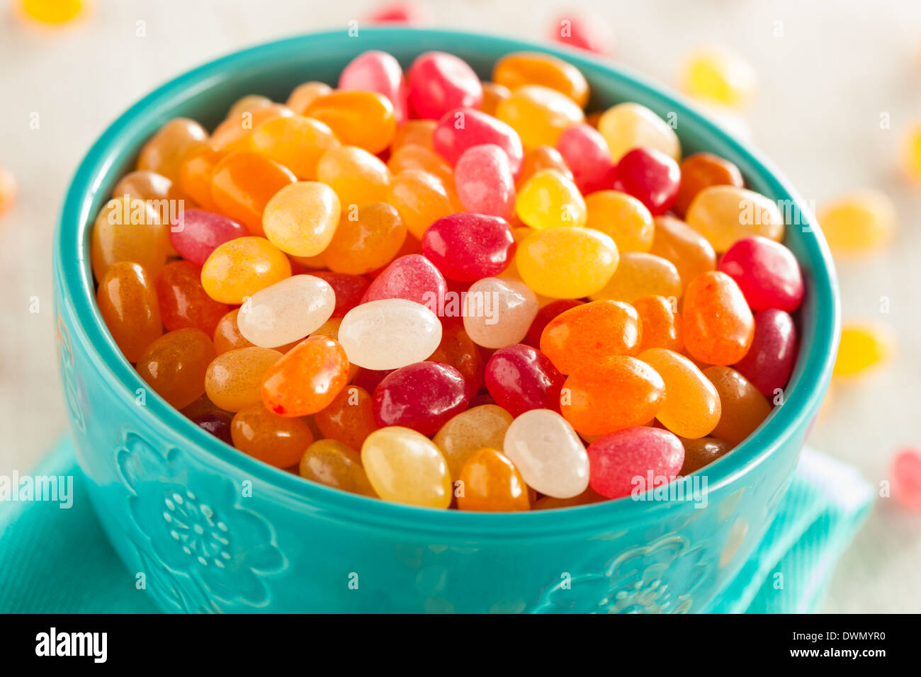 Bunt Jelly Bean Süßigkeiten in eine Schüssel geben Stockfoto