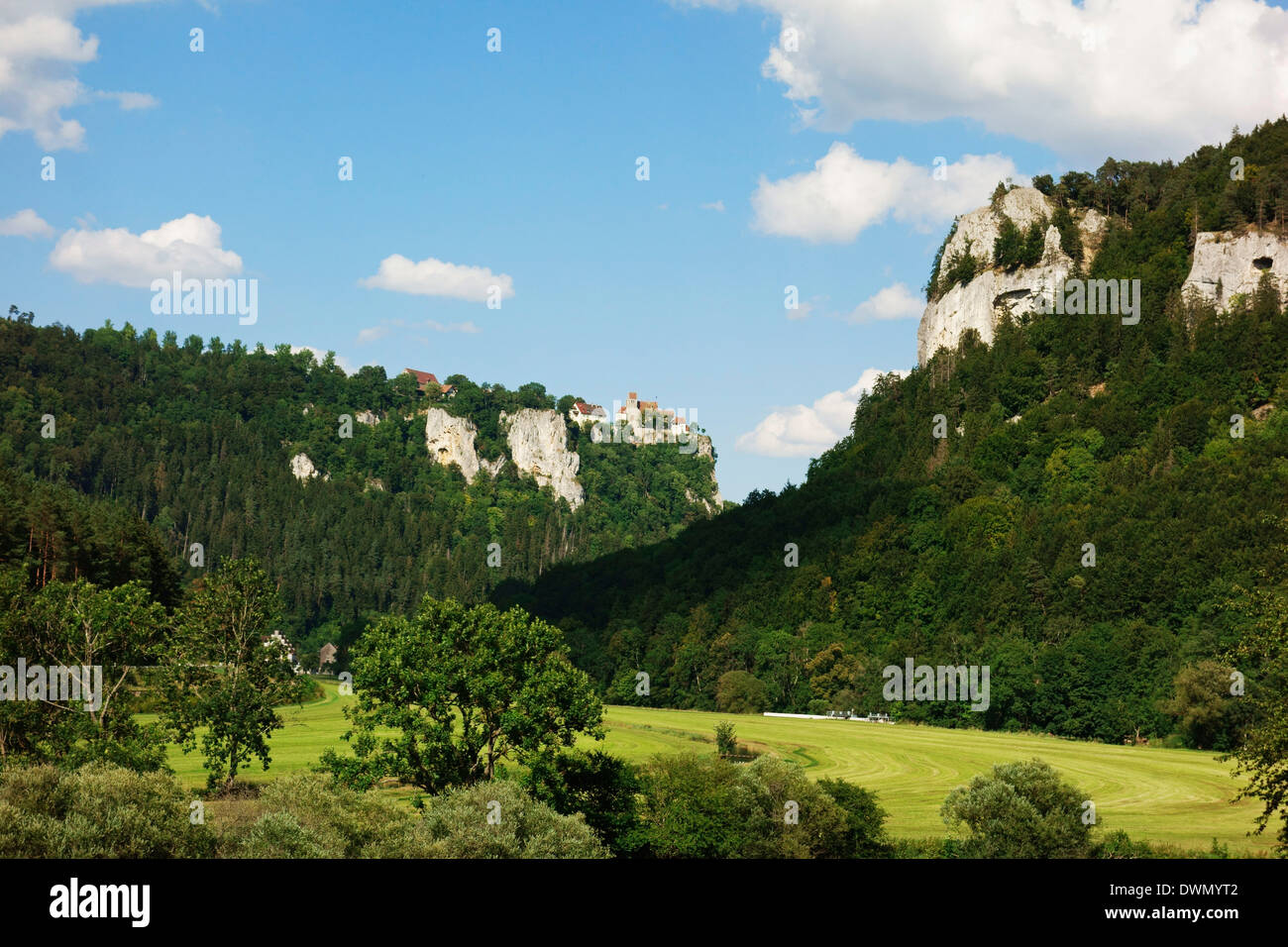 Blick auf Donautal (Donautal), Schaufelsen und Werenwag Burg, Schwäbische Alb, Baden-Württemberg, Deutschland, Europa Stockfoto