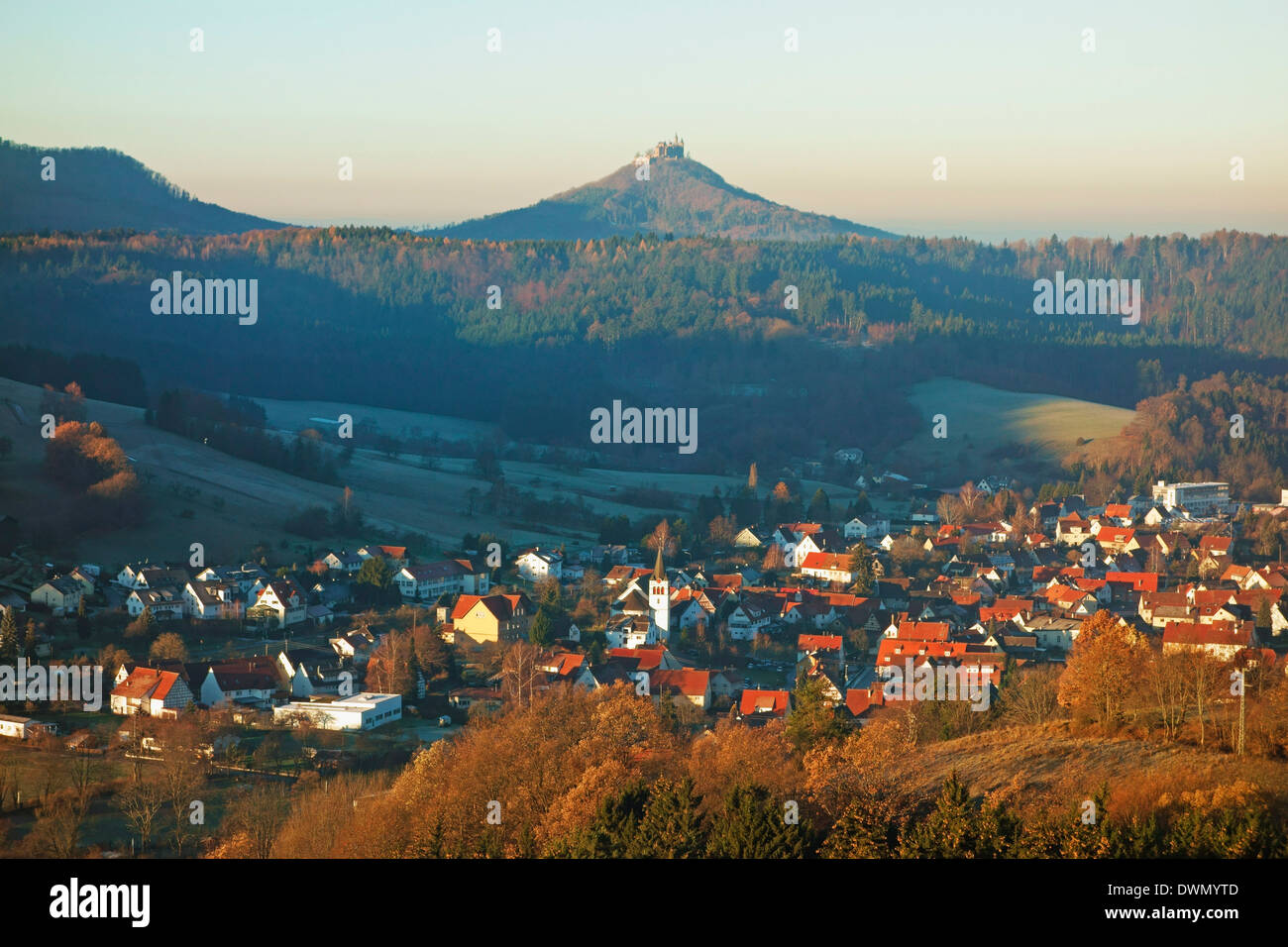 Ansicht von Jungingen und Burg Hohenzollern, Schwäbische Alb, Baden-Württemberg, Deutschland, Europa Stockfoto