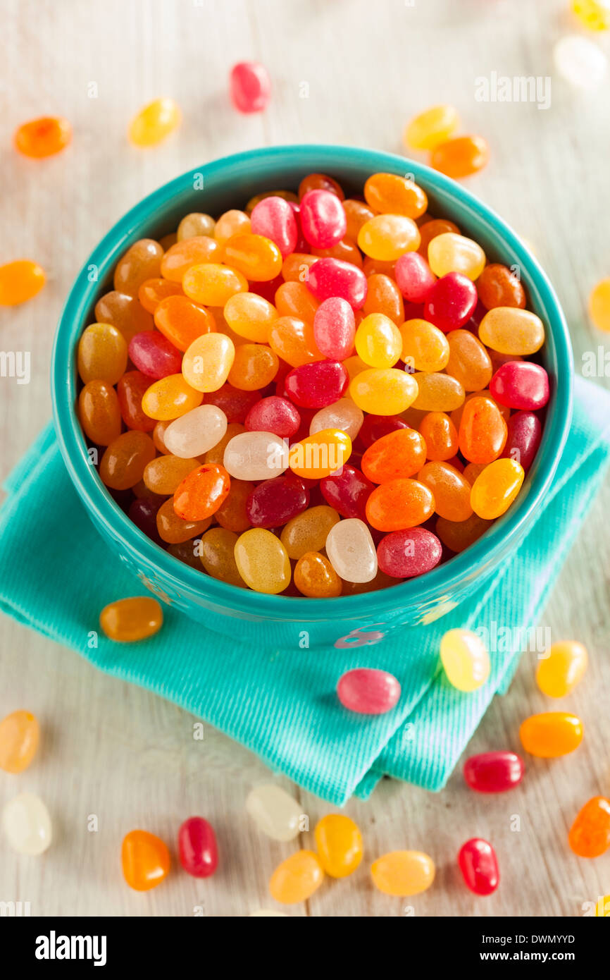 Bunt Jelly Bean Süßigkeiten in eine Schüssel geben Stockfoto