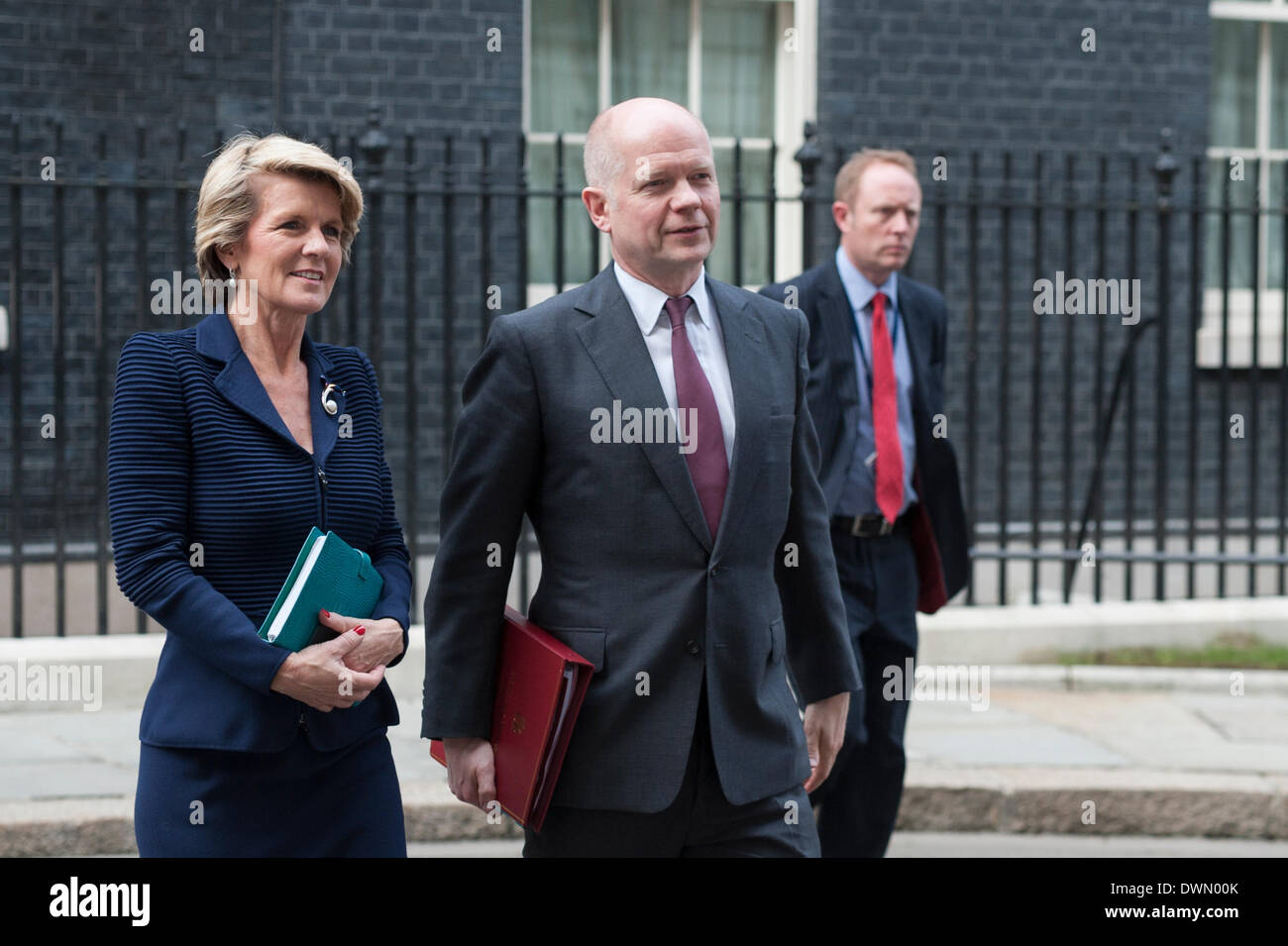 London, UK. 11. März 2014.  Außenminister William Hague und australischer Außenminister Julie Bishop lassen 10 Downing Street um ausländische diskutieren und Verteidigung politischen Herausforderungen und Chancen für die weitere gemeinsame Zusammenarbeit. Bildnachweis: Lee Thomas/Alamy Live-Nachrichten Stockfoto
