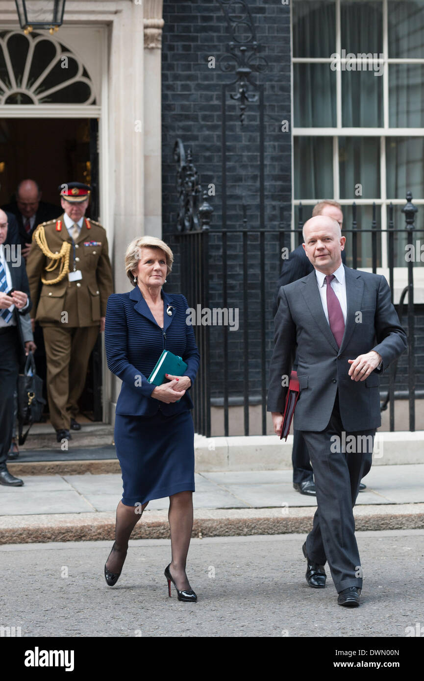 London, UK. 11. März 2014.  Außenminister William Hague und australischer Außenminister Julie Bishop lassen 10 Downing Street um ausländische diskutieren und Verteidigung politischen Herausforderungen und Chancen für die weitere gemeinsame Zusammenarbeit. Bildnachweis: Lee Thomas/Alamy Live-Nachrichten Stockfoto