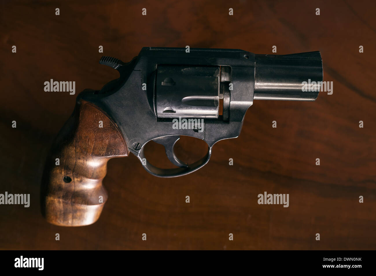 Revolver Pistole über hölzerne Hintergrund. Stockfoto