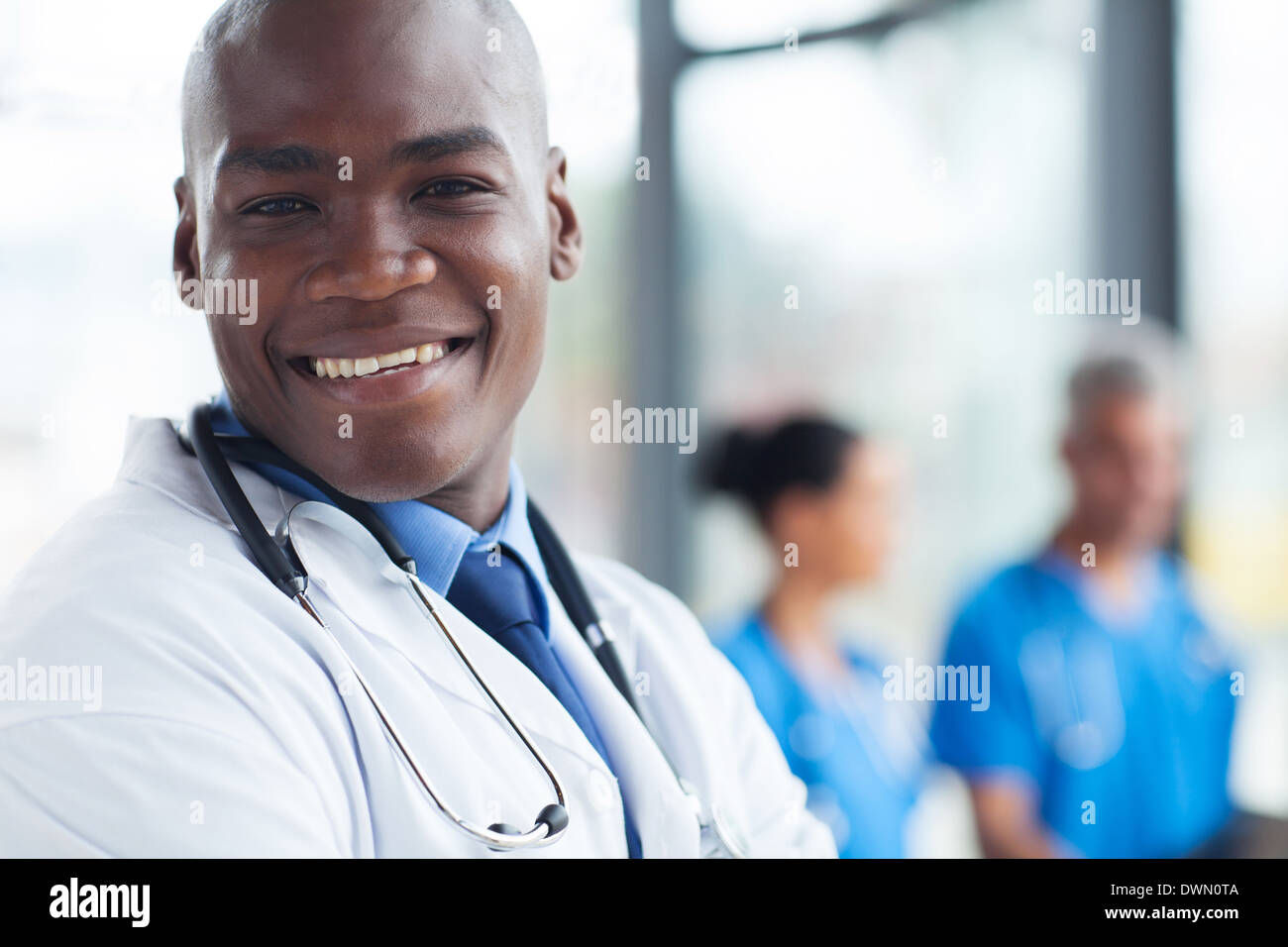Afrikanische amerikanische Gesundheitswesen Arbeiter in die Kamera schaut Stockfoto