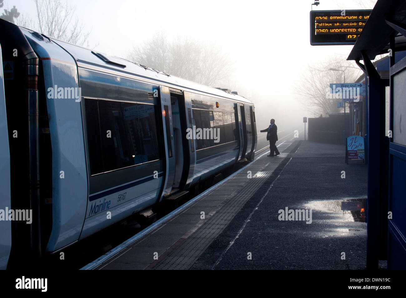 Chiltern Railways Zug bei nebligen Wetter Station Warwick, UK Stockfoto