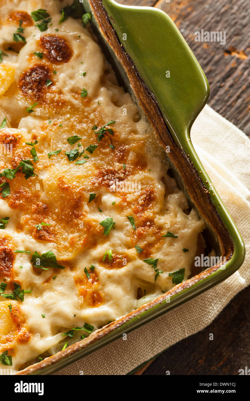 Hausgemachte Cheesey überbackene Kartoffeln mit Petersilie Flocken Stockfoto