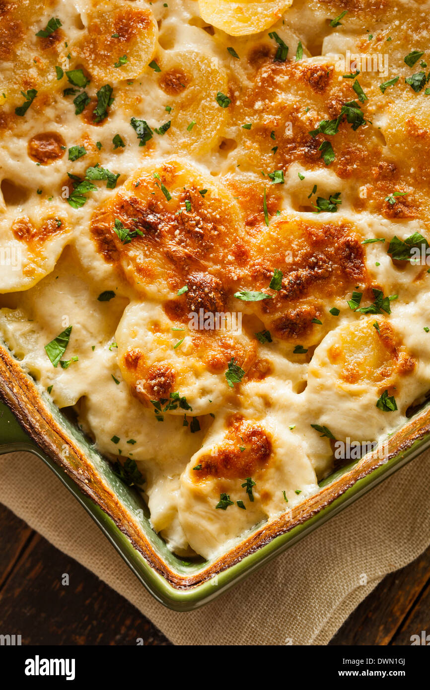 Hausgemachte Cheesey überbackene Kartoffeln mit Petersilie Flocken Stockfoto