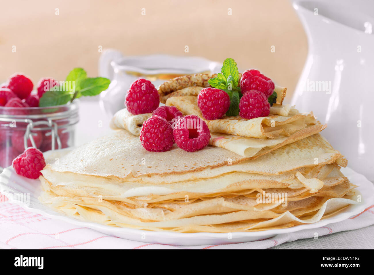 Hausgemachte Pfannkuchen mit Himbeeren und Minze Stockfoto