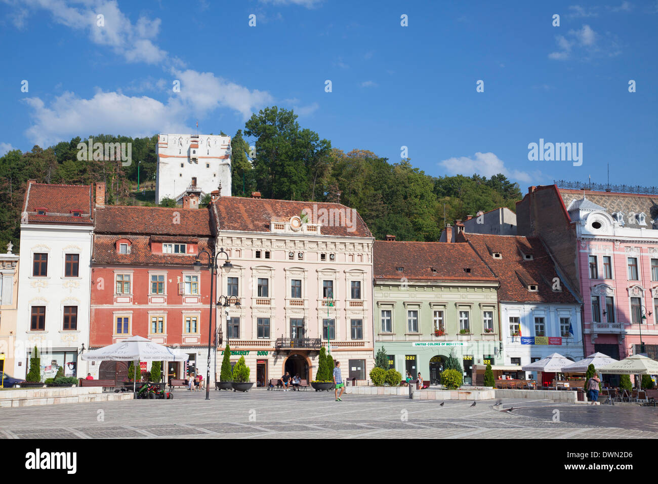 White Tower und Gebäude in Piata Sfatului, Brasov, Siebenbürgen, Rumänien, Europa Stockfoto