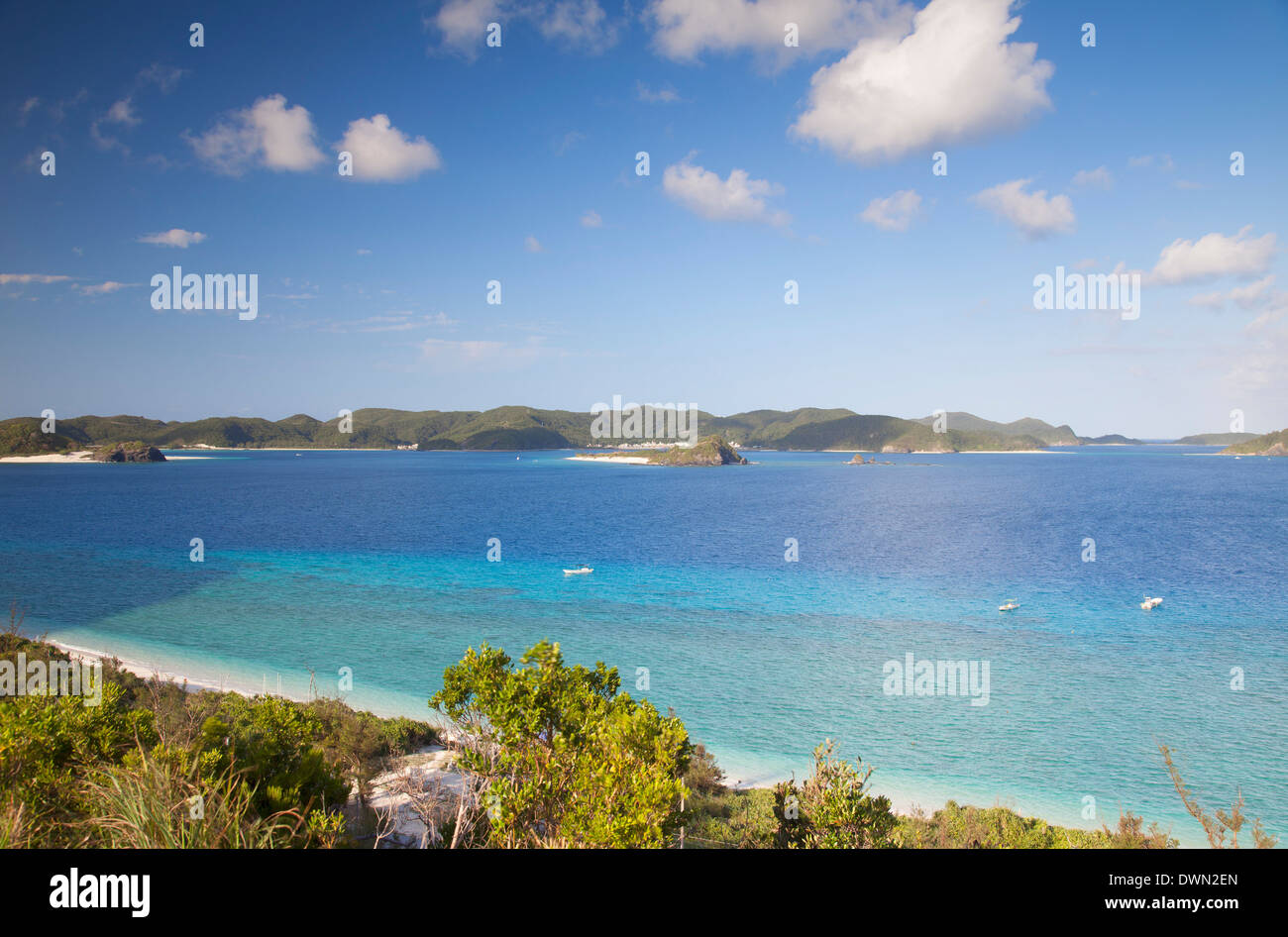 Blick auf die Insel Zamami aus Aka Insel, Kerama Inseln, Okinawa, Japan, Asien Stockfoto