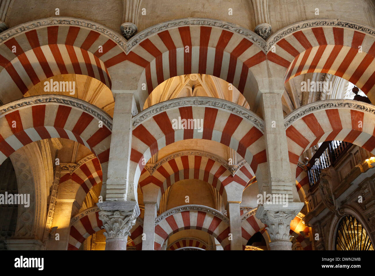 Bögen aus der Moschee (Moschee) und die Kathedrale von Cordoba, UNESCO-Weltkulturerbe, Córdoba, Andalusien, Spanien, Europa Stockfoto