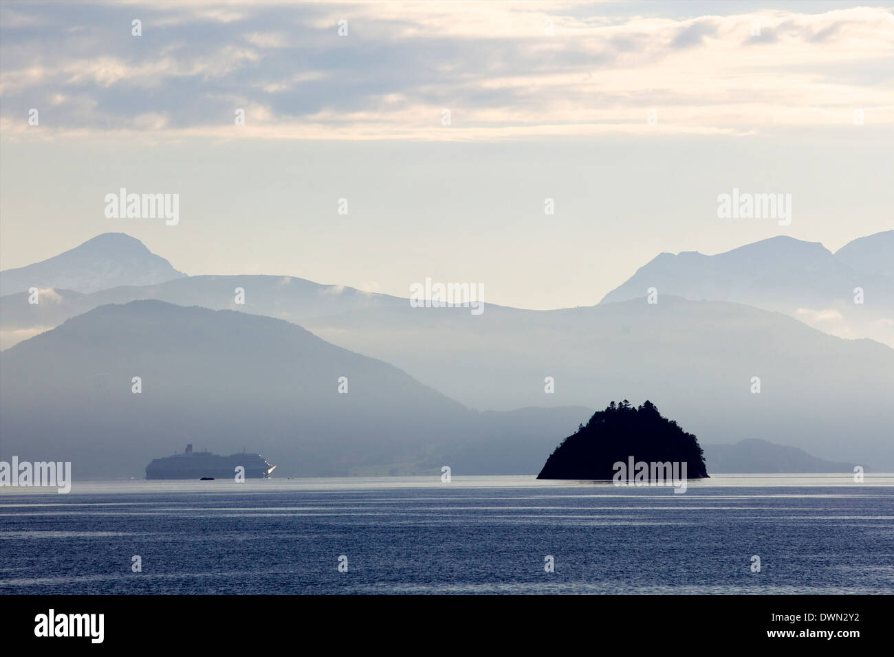 Eine Hurtigruten Kreuzfahrt Boot in den Fjorden von Norwegen, Skandinavien, Europa Stockfoto