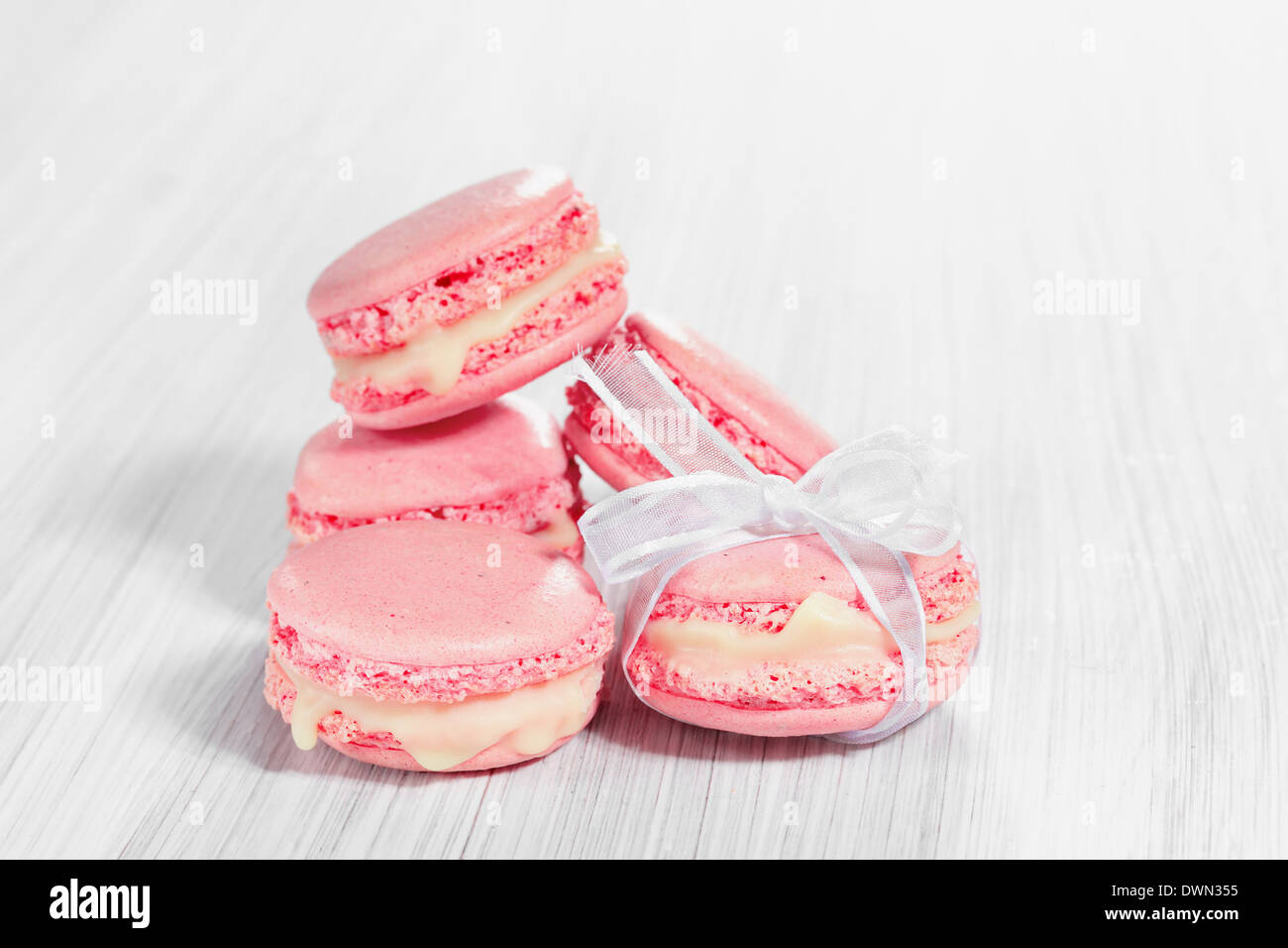 Rosa französische Macarons auf einem hölzernen Hintergrund. Stockfoto