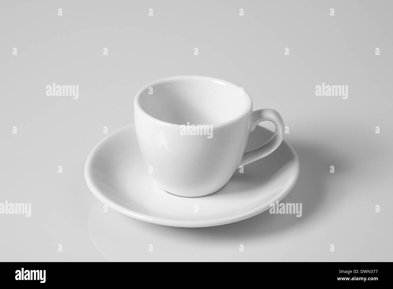 Tasse Kaffee mit gerösteten Kaffeebohnen im Hintergrund. Stockfoto