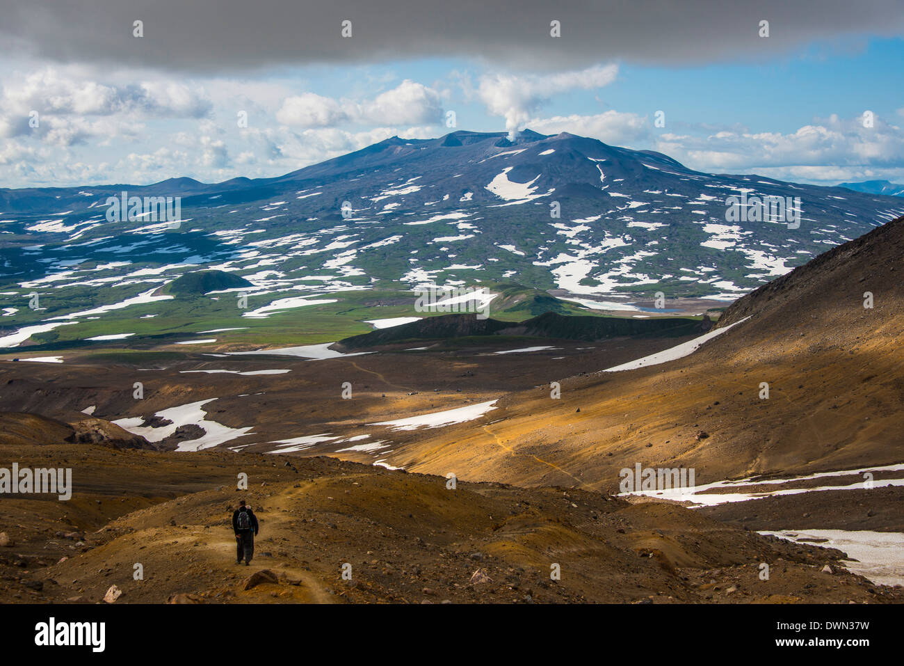 Touristen, die zum Rauchen Gorely Vulkan, Kamtschatka, Russland, Eurasien Wandern Stockfoto