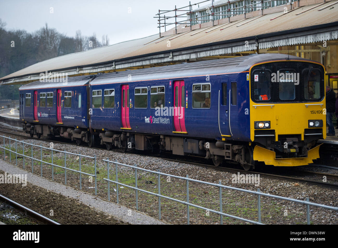 Ein First Great Western Zug am Bahnhof Bath Spa. Stockfoto